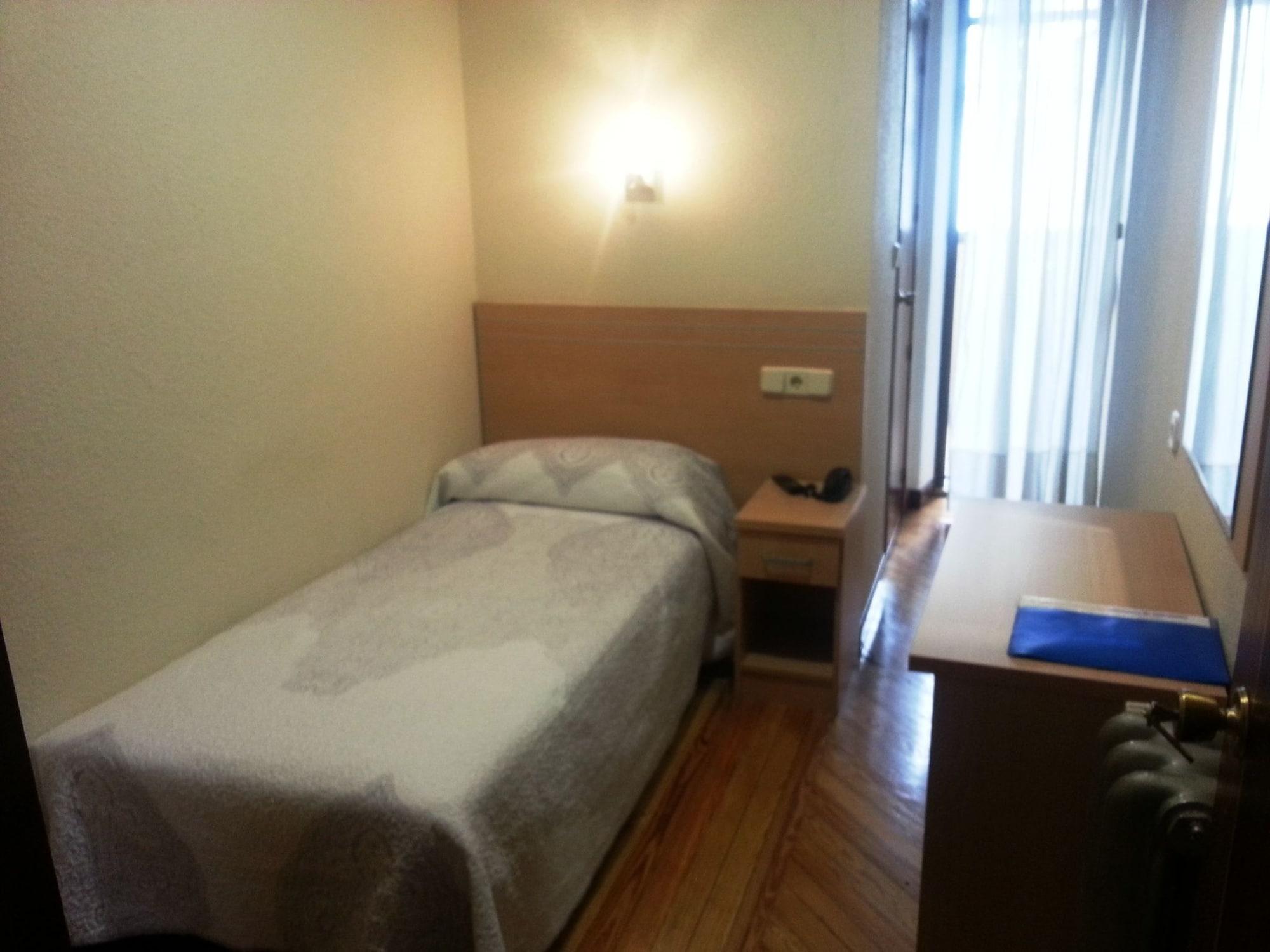Hostal Avenida Madrid Bagian luar foto