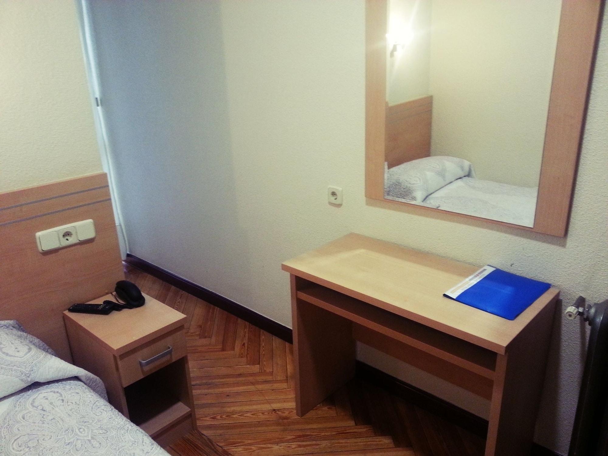Hostal Avenida Madrid Bagian luar foto