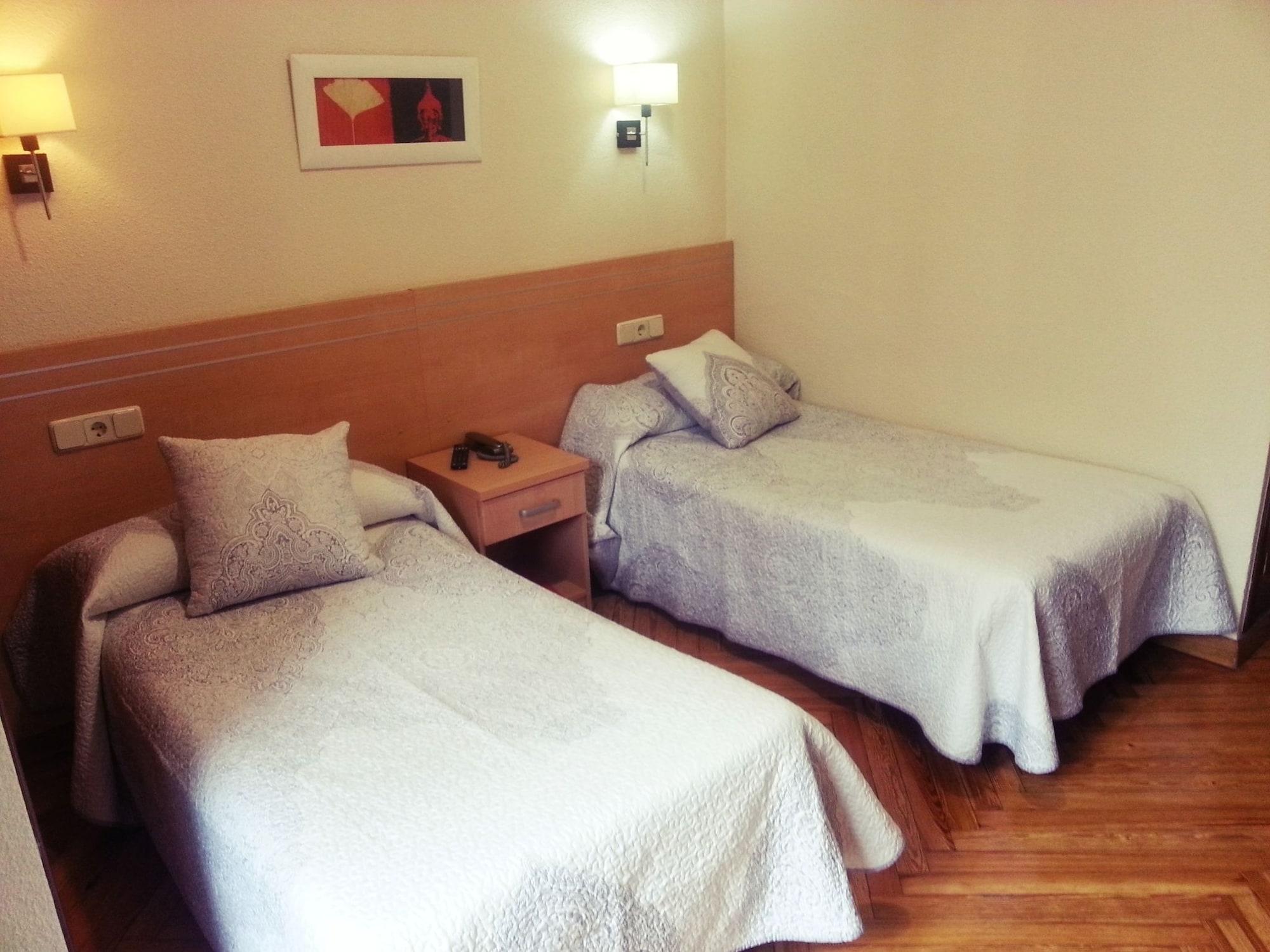 Hostal Avenida Madrid Bagian luar foto
