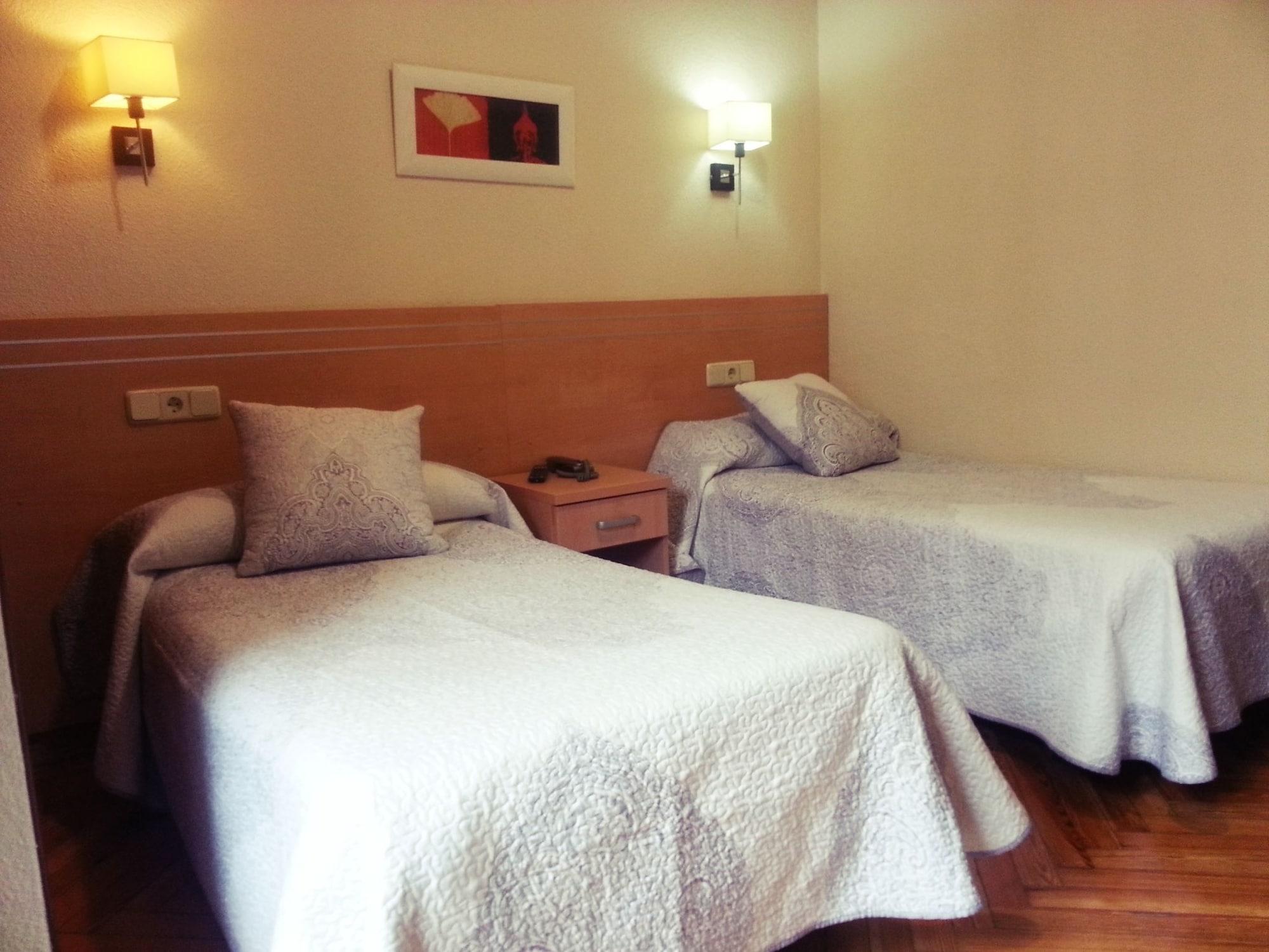 Hostal Avenida Madrid Bagian luar foto