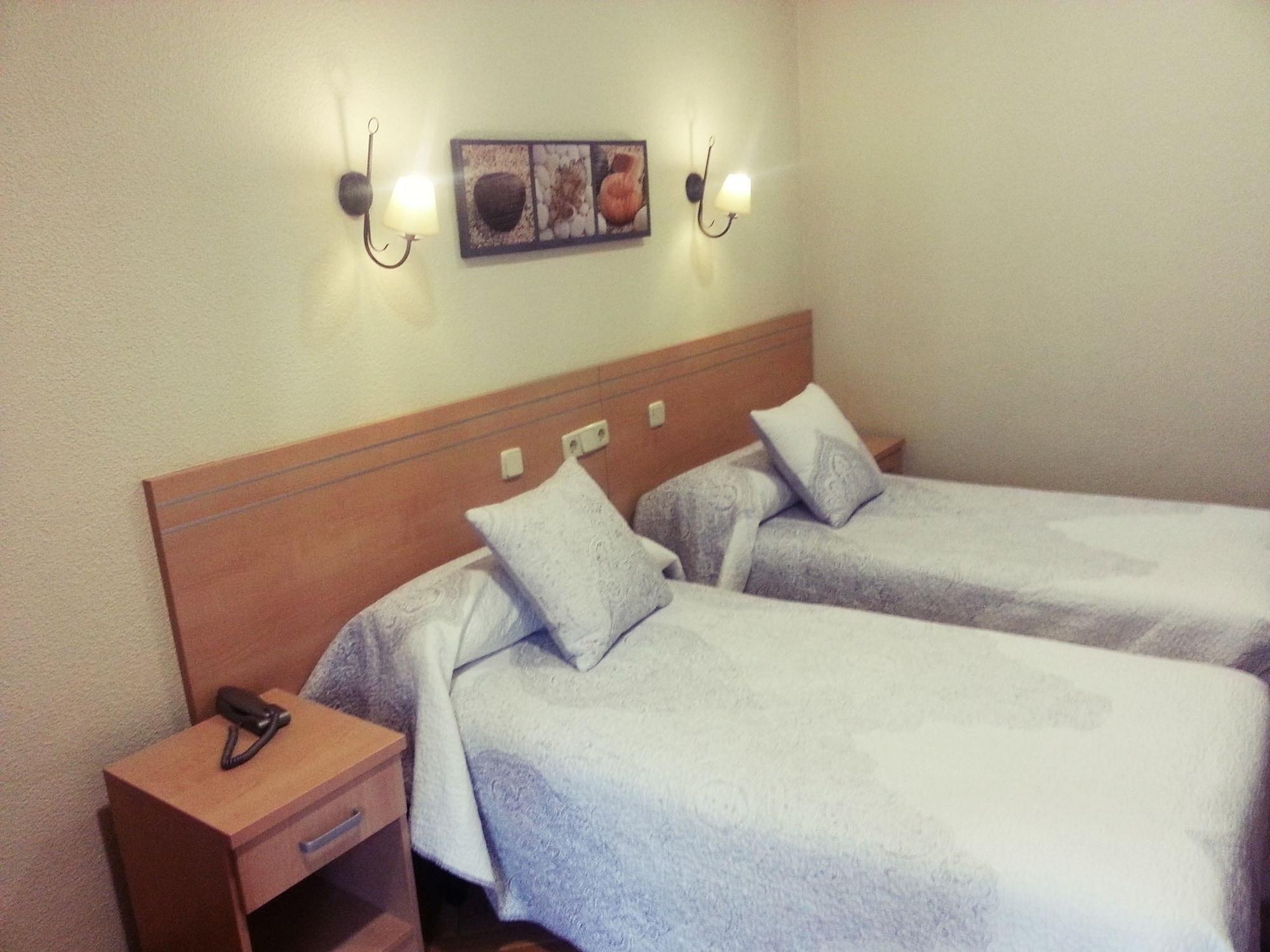Hostal Avenida Madrid Bagian luar foto