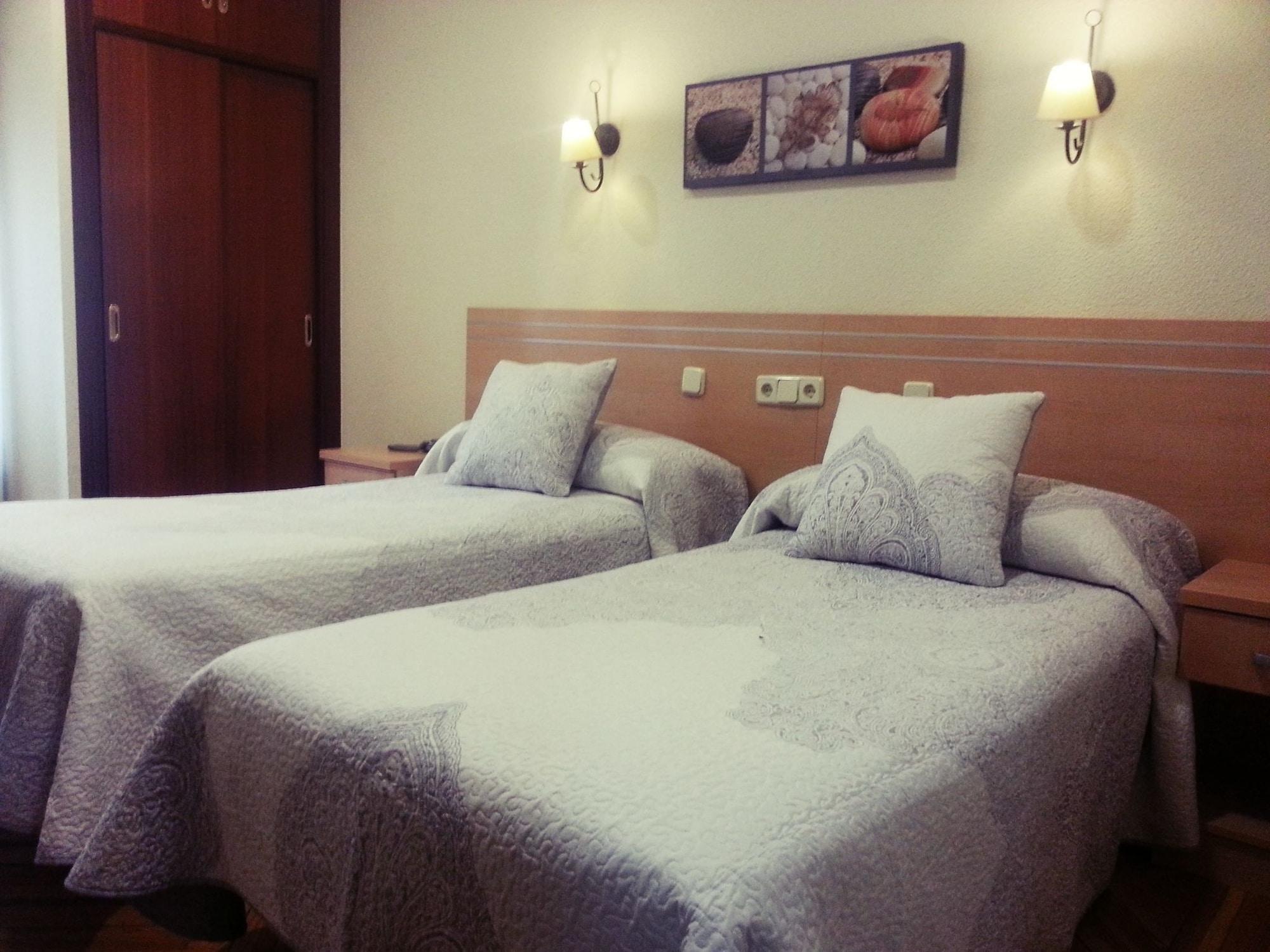 Hostal Avenida Madrid Bagian luar foto