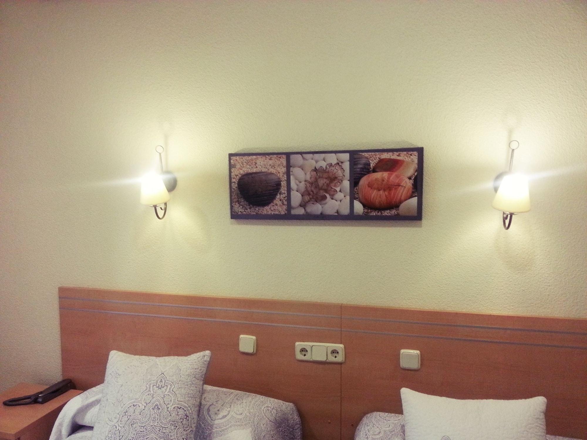 Hostal Avenida Madrid Bagian luar foto