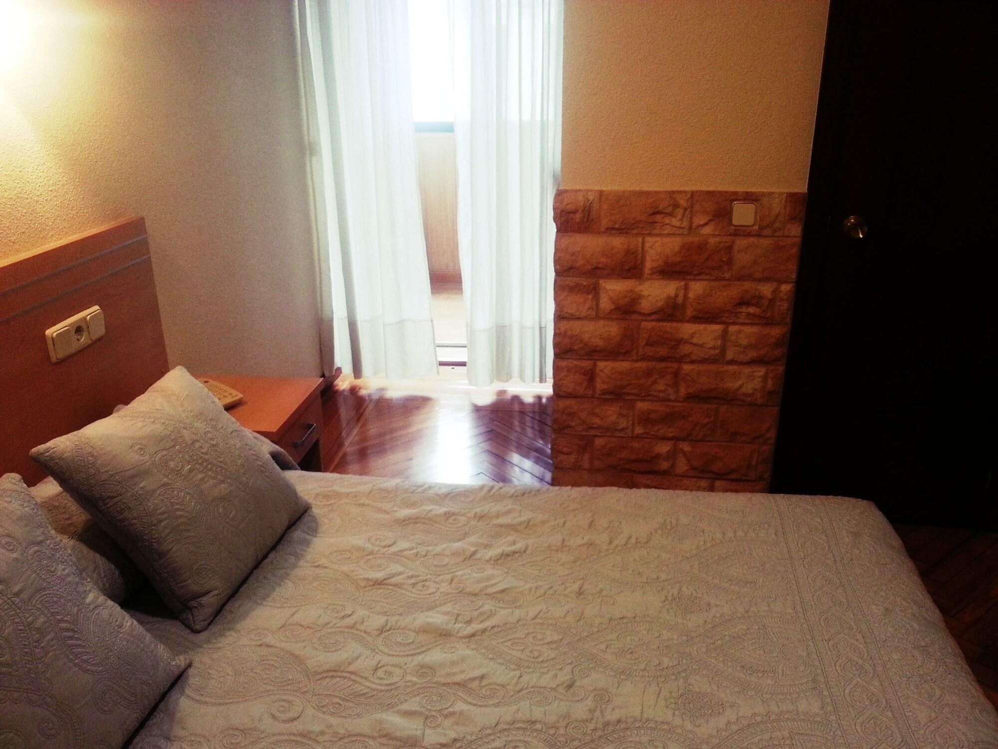 Hostal Avenida Madrid Bagian luar foto