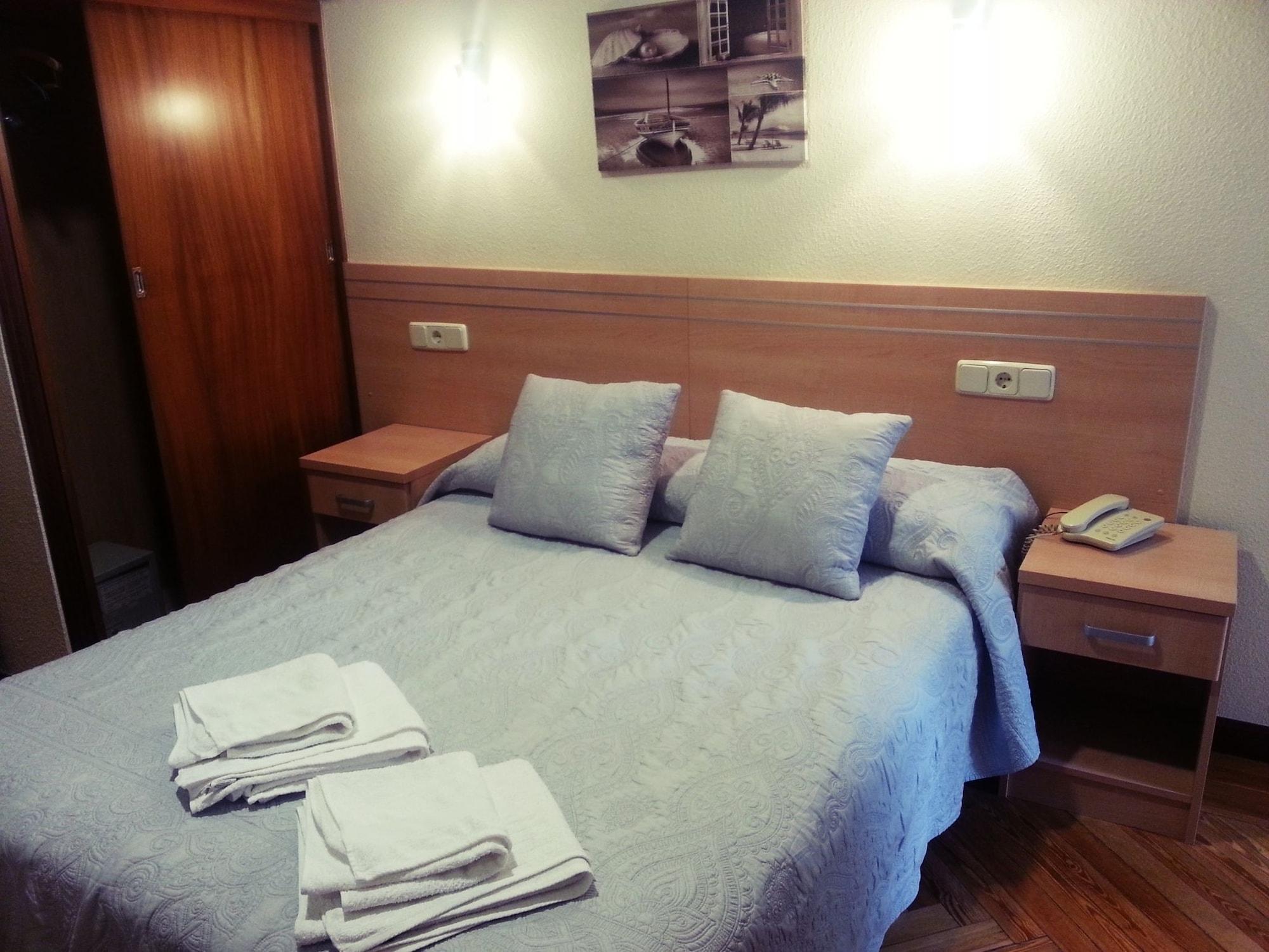 Hostal Avenida Madrid Bagian luar foto