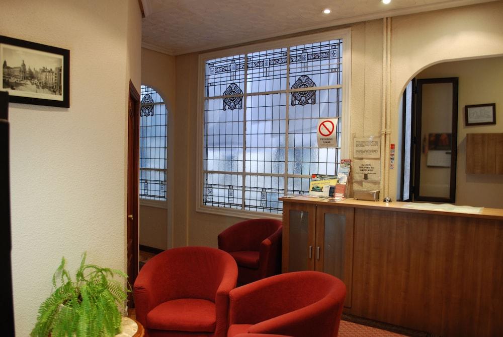 Hostal Avenida Madrid Bagian luar foto