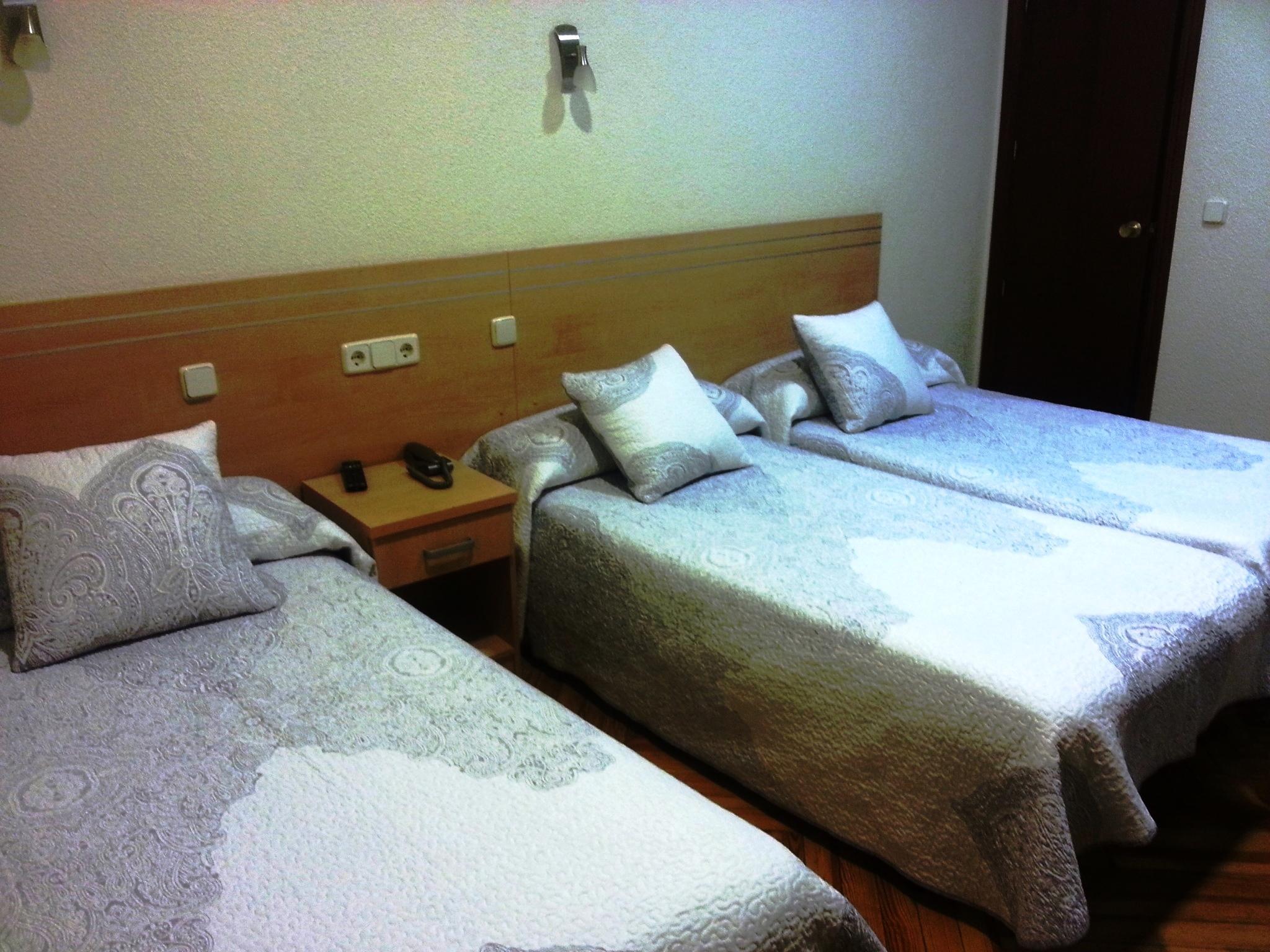 Hostal Avenida Madrid Bagian luar foto