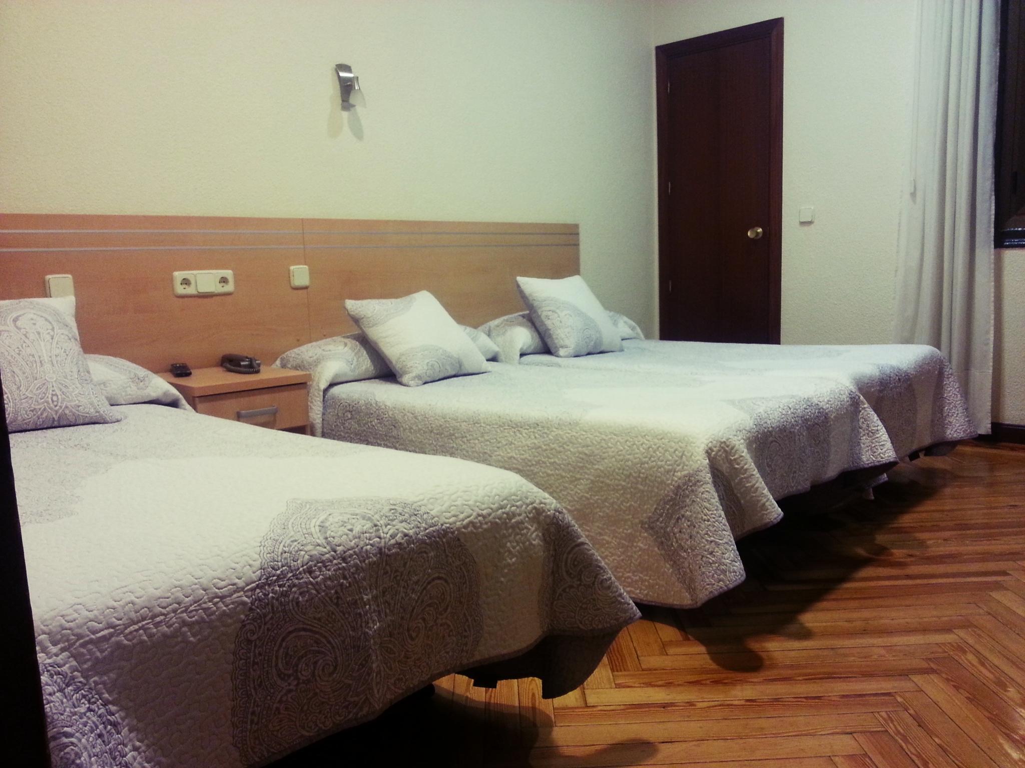 Hostal Avenida Madrid Bagian luar foto