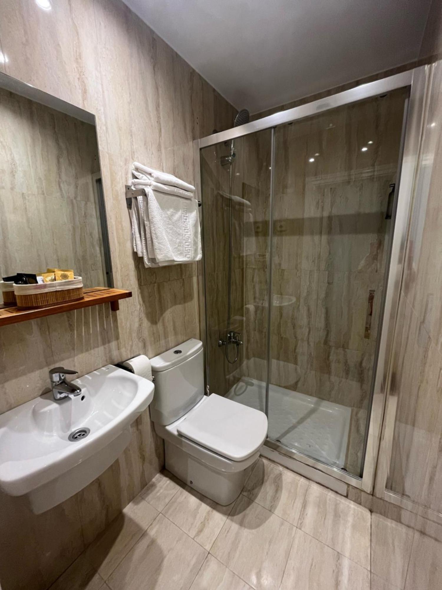 Hostal Avenida Madrid Bagian luar foto