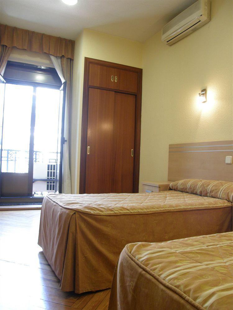 Hostal Avenida Madrid Bagian luar foto