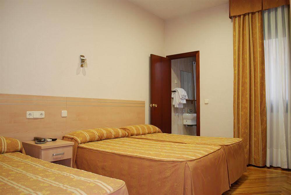 Hostal Avenida Madrid Bagian luar foto
